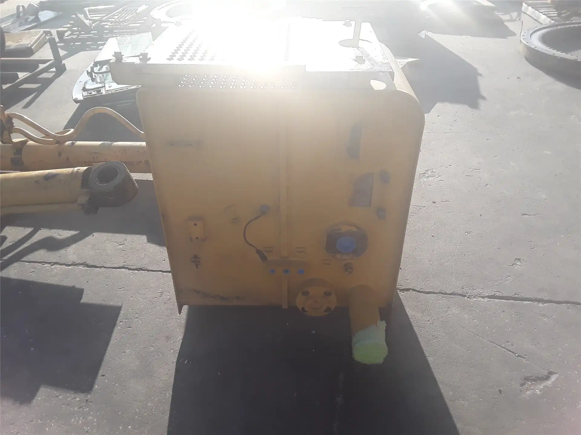 USED HYD TANK image 2