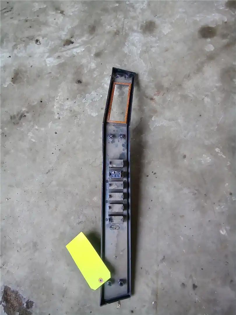 USED LH BEZEL image 2