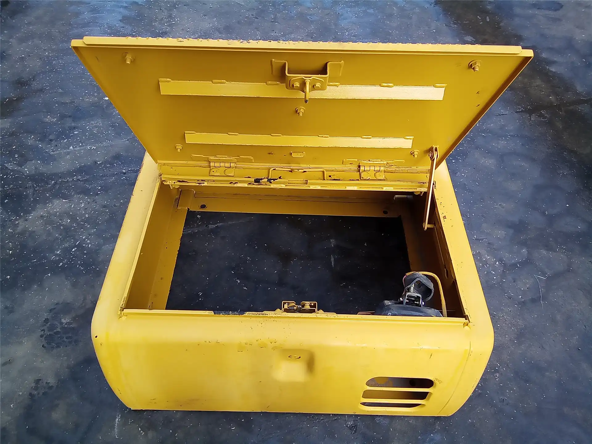 USED STORAGE BOX image 3
