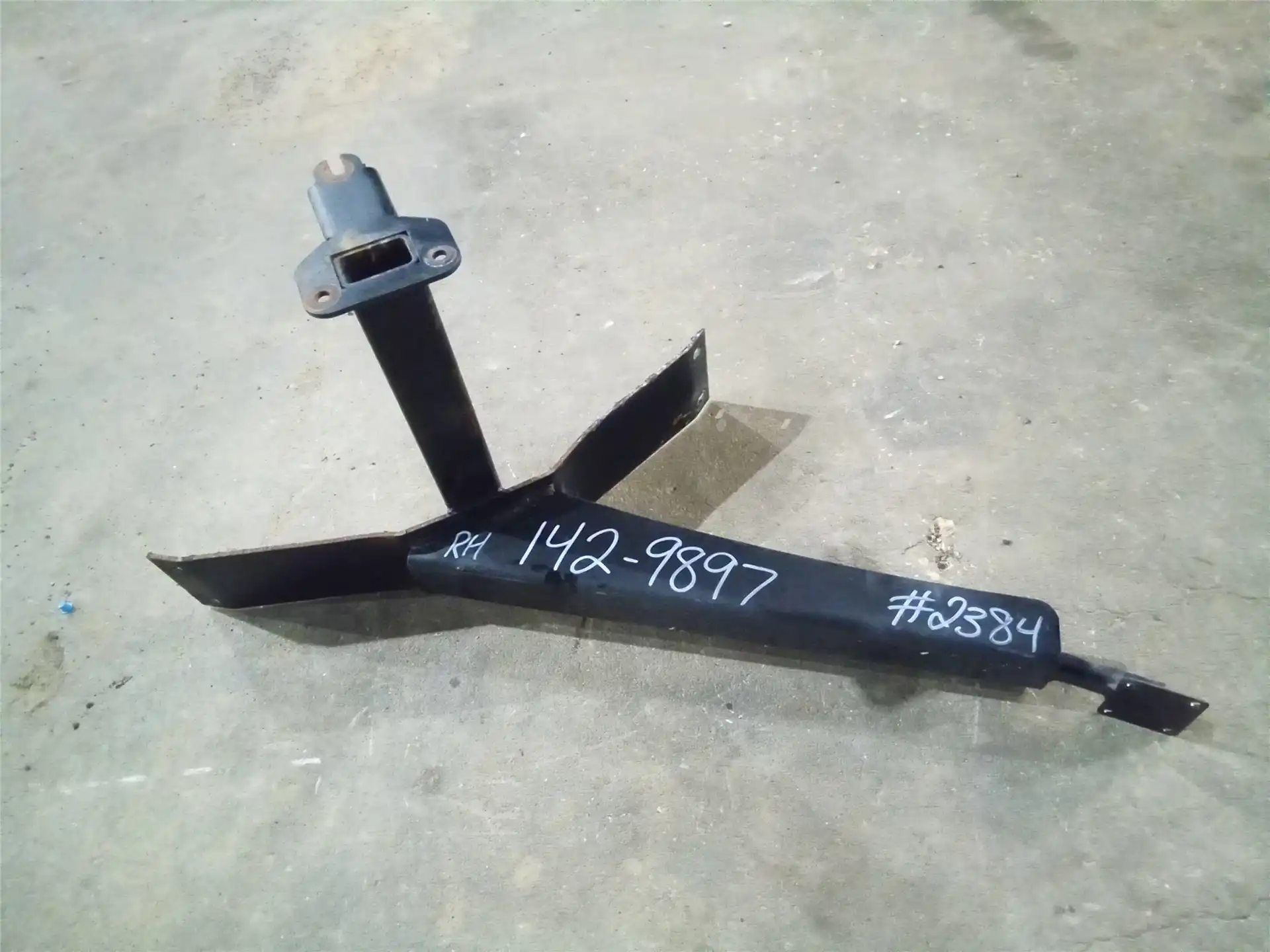 USED RH BRACKET indicator image 1