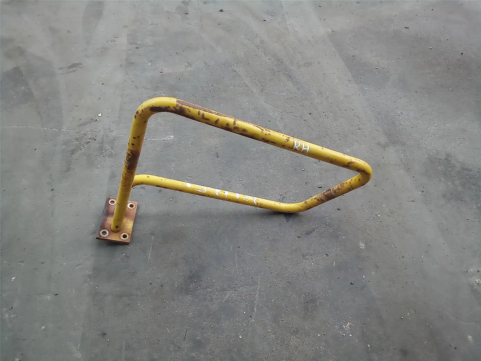USED RH BRACKET AS indicator image 1