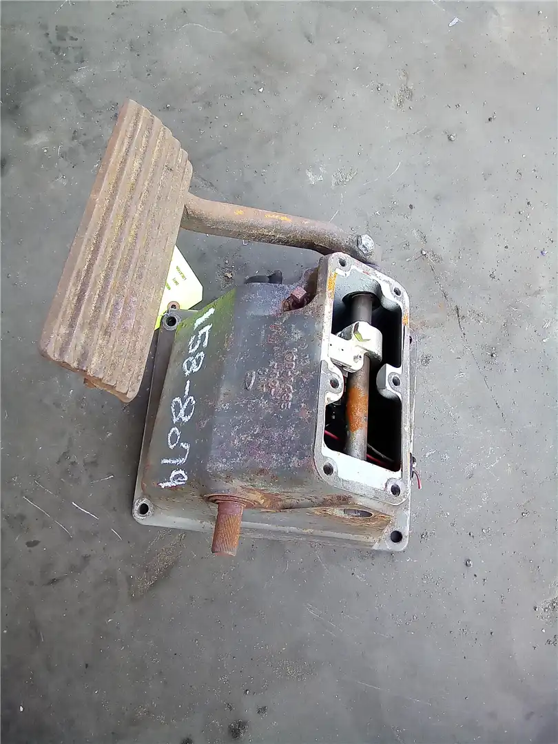 USED BRAKE PEDAL G indicator image 1