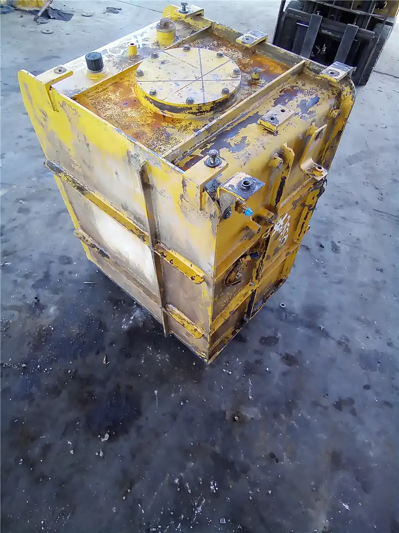 USED HYD TANK image 2