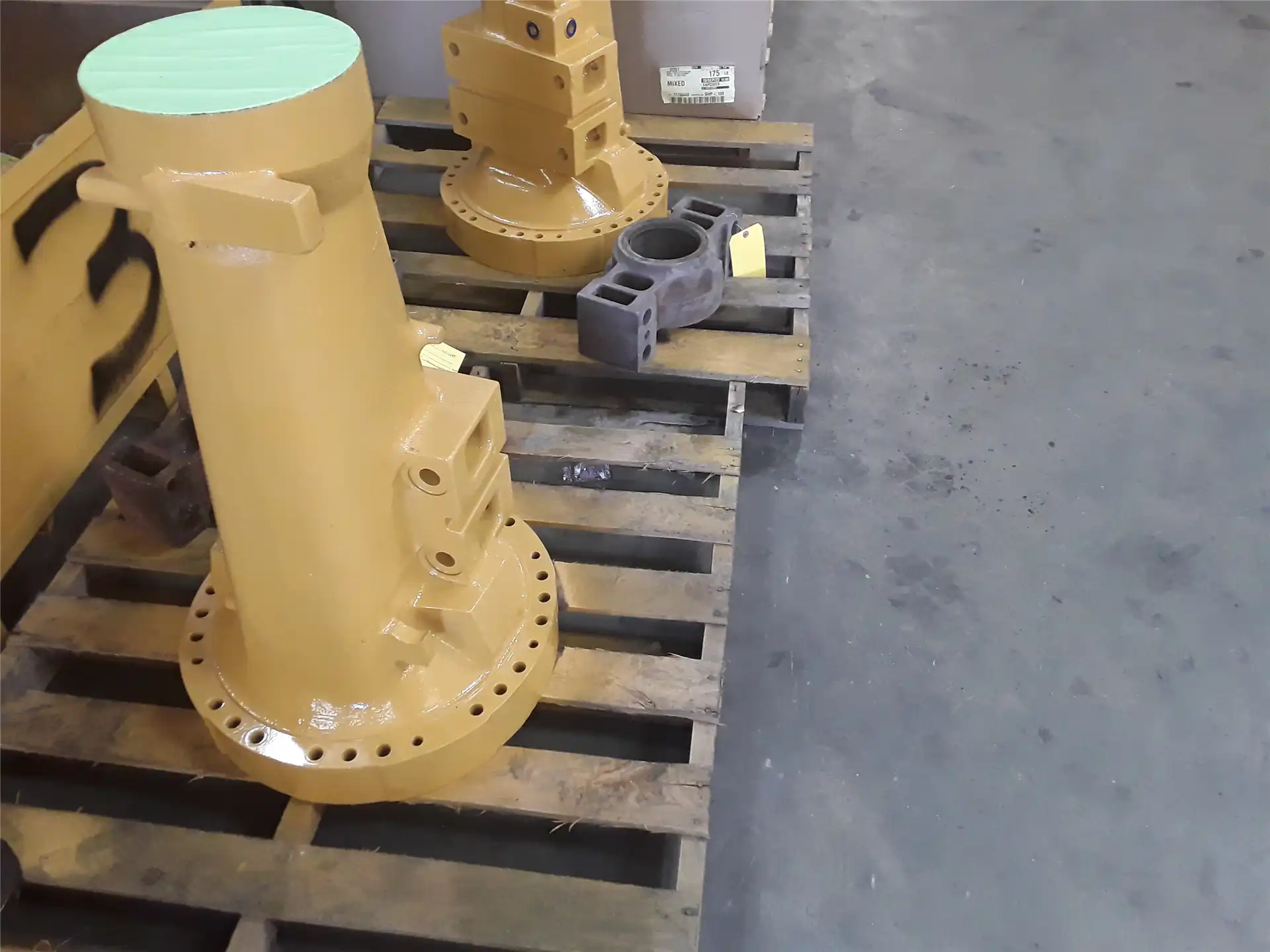 USED AXLE HOUSING image 2