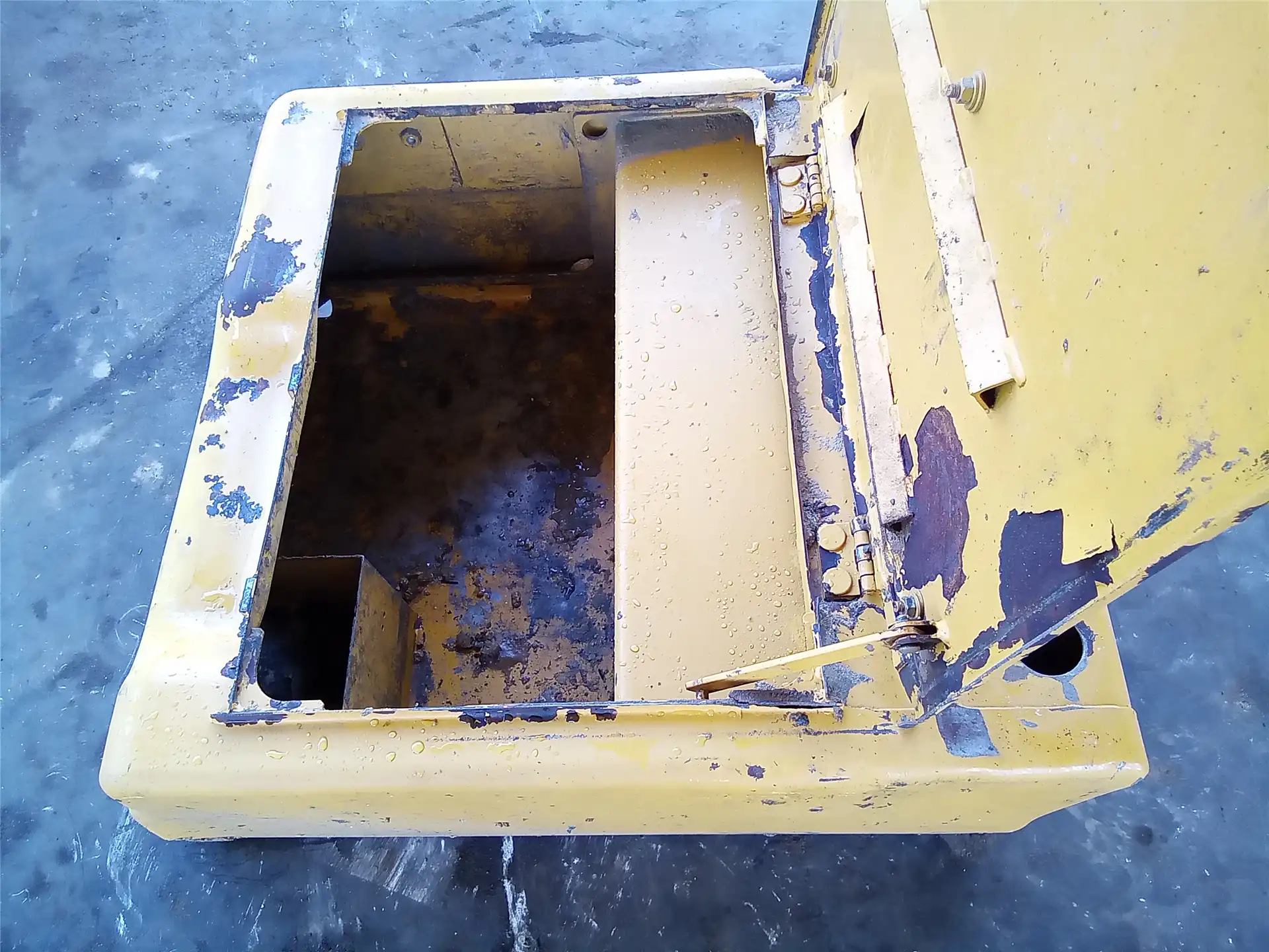USED STORAGE BOX image 2