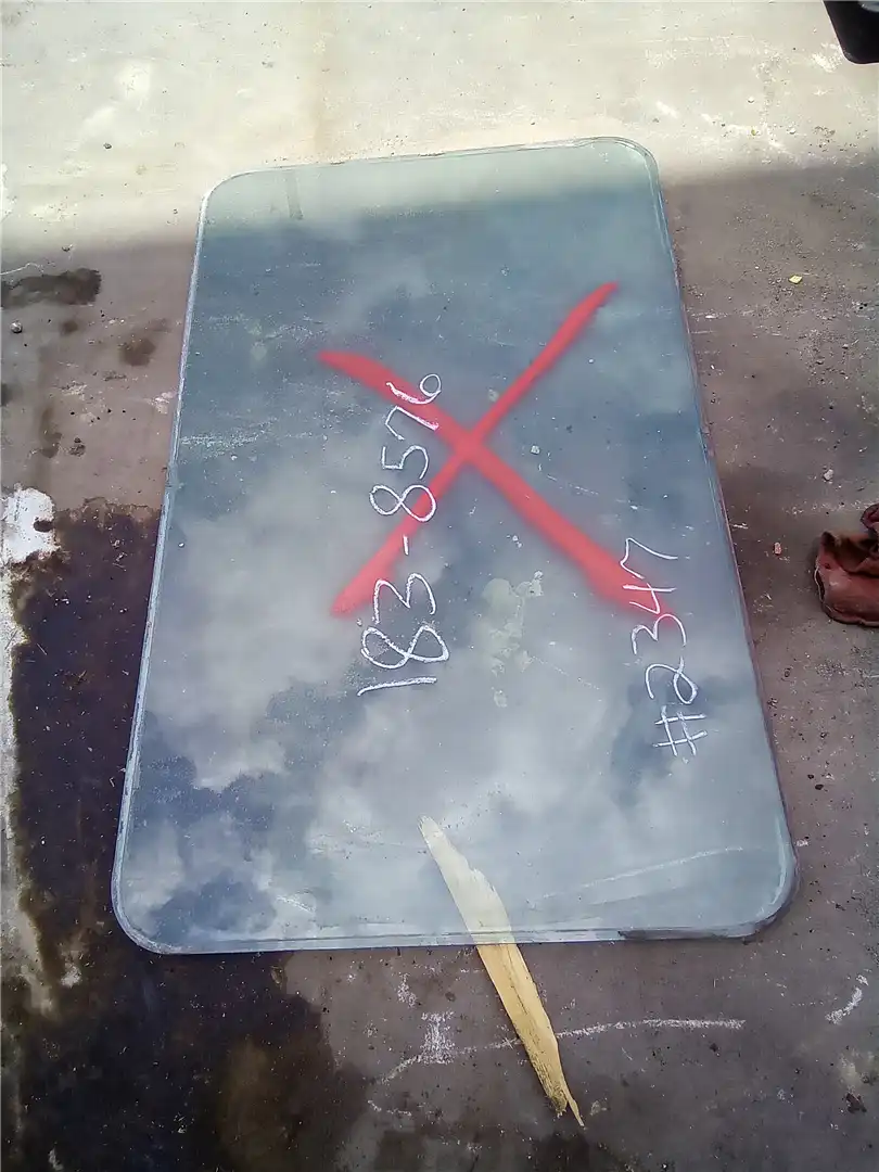 USED REAR GLASS image 2