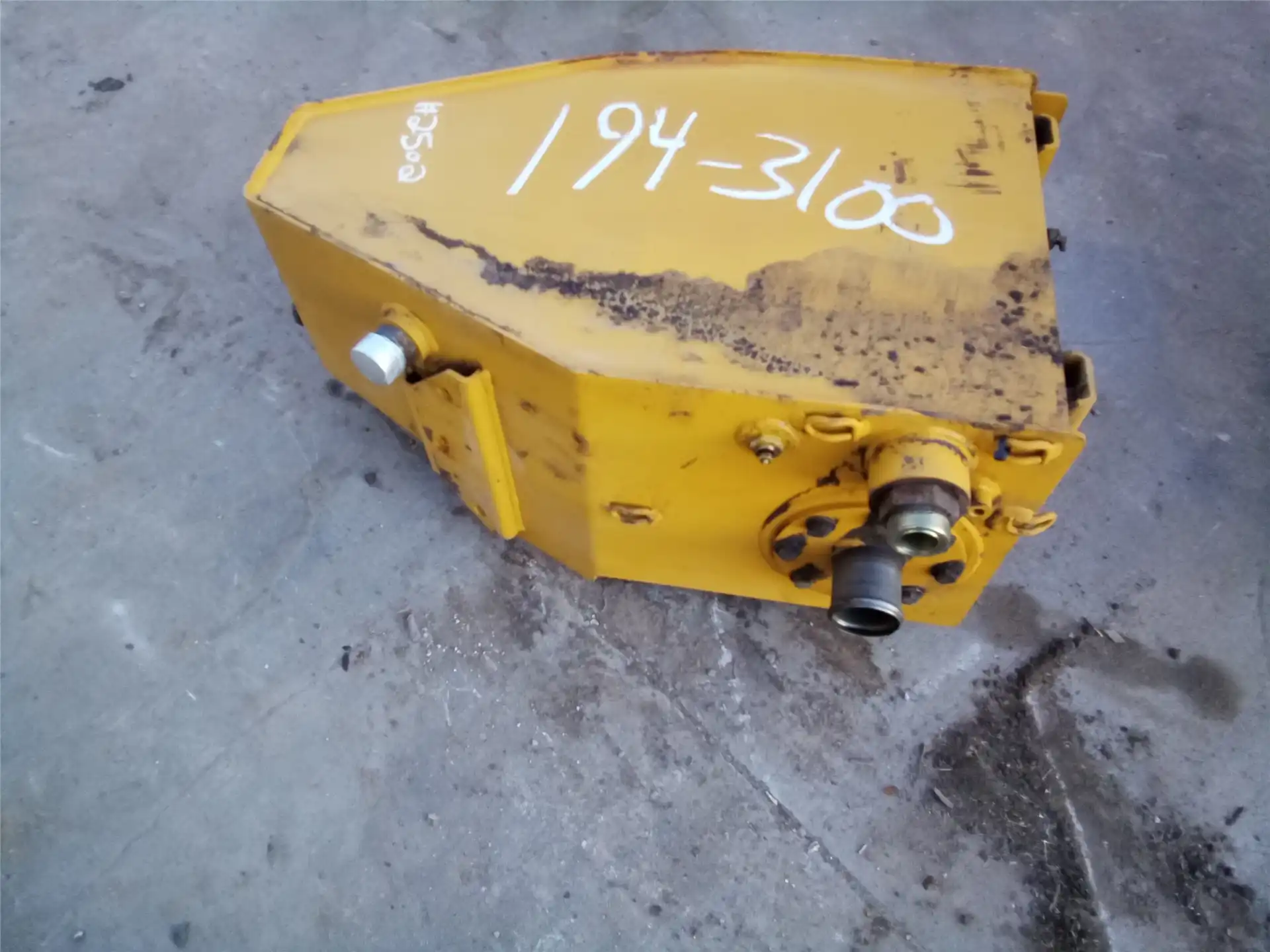 USED HYD TANK image 2