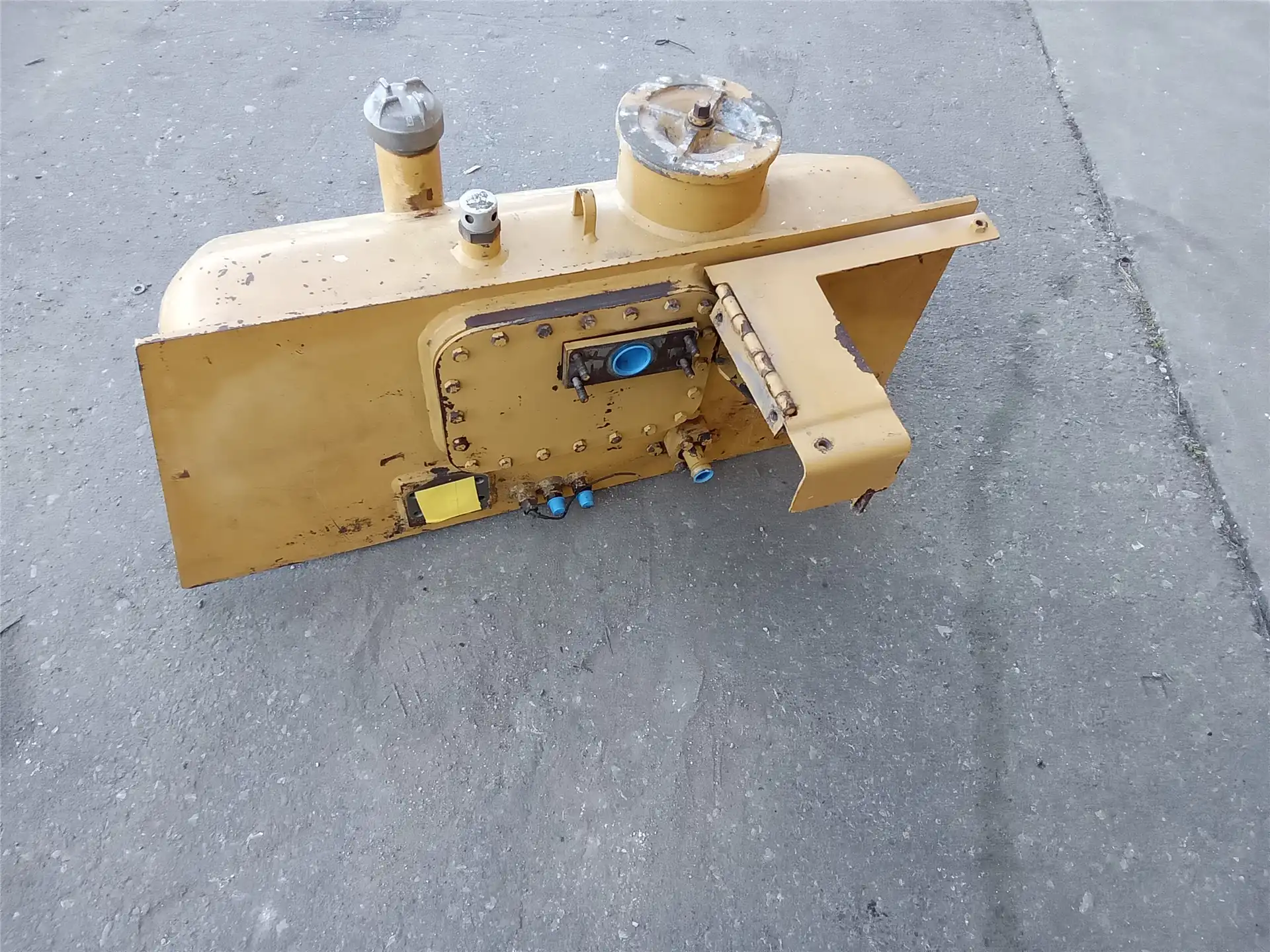 USED HYD TANK image 2