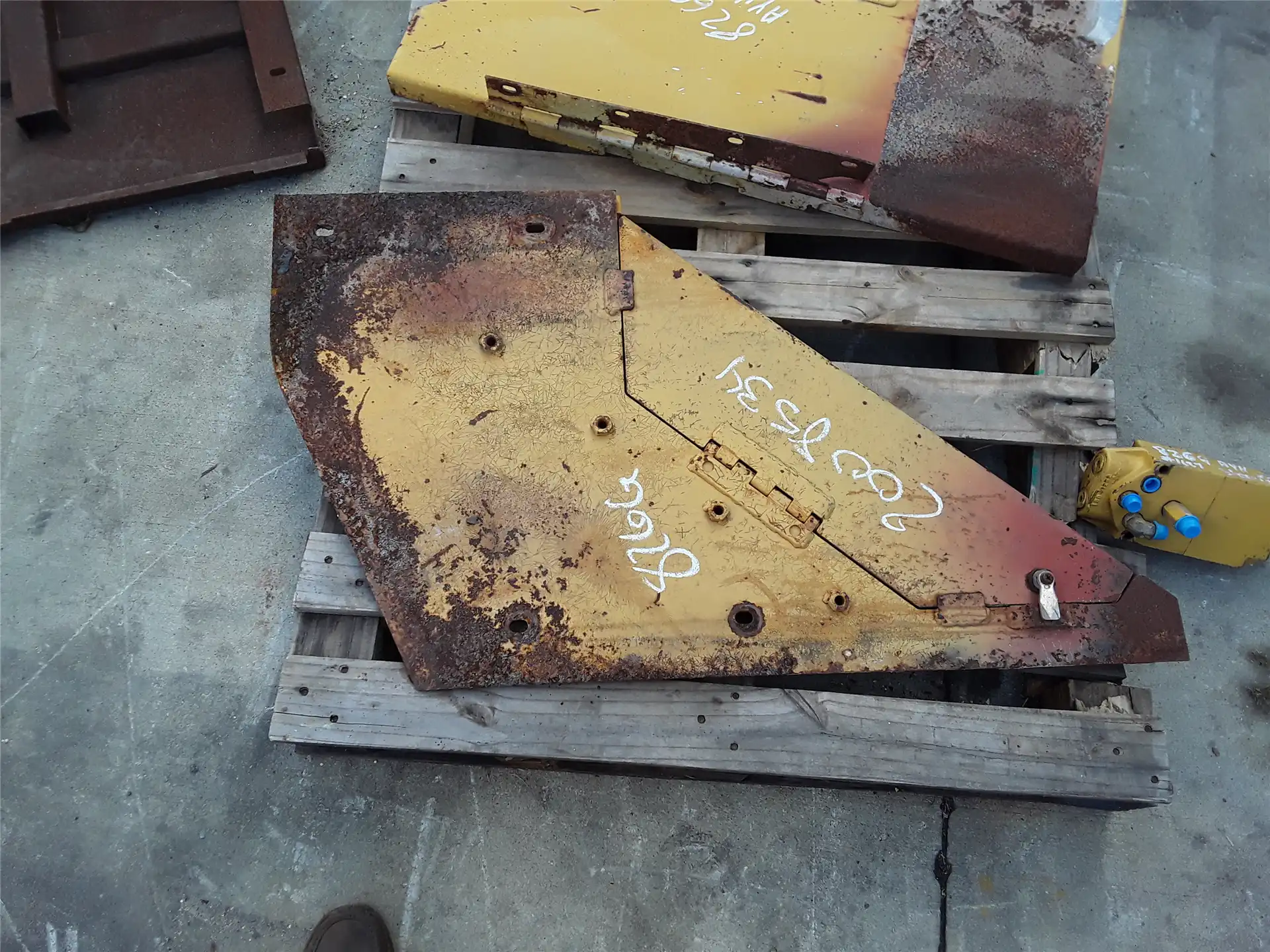 USED SIDE PANEL GP indicator image 1