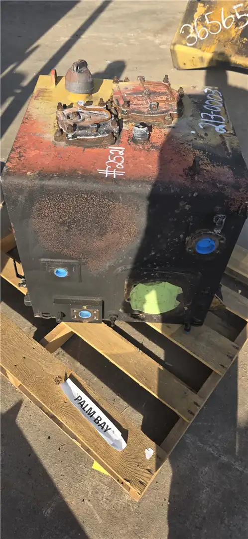 USED HYD TANK image 3