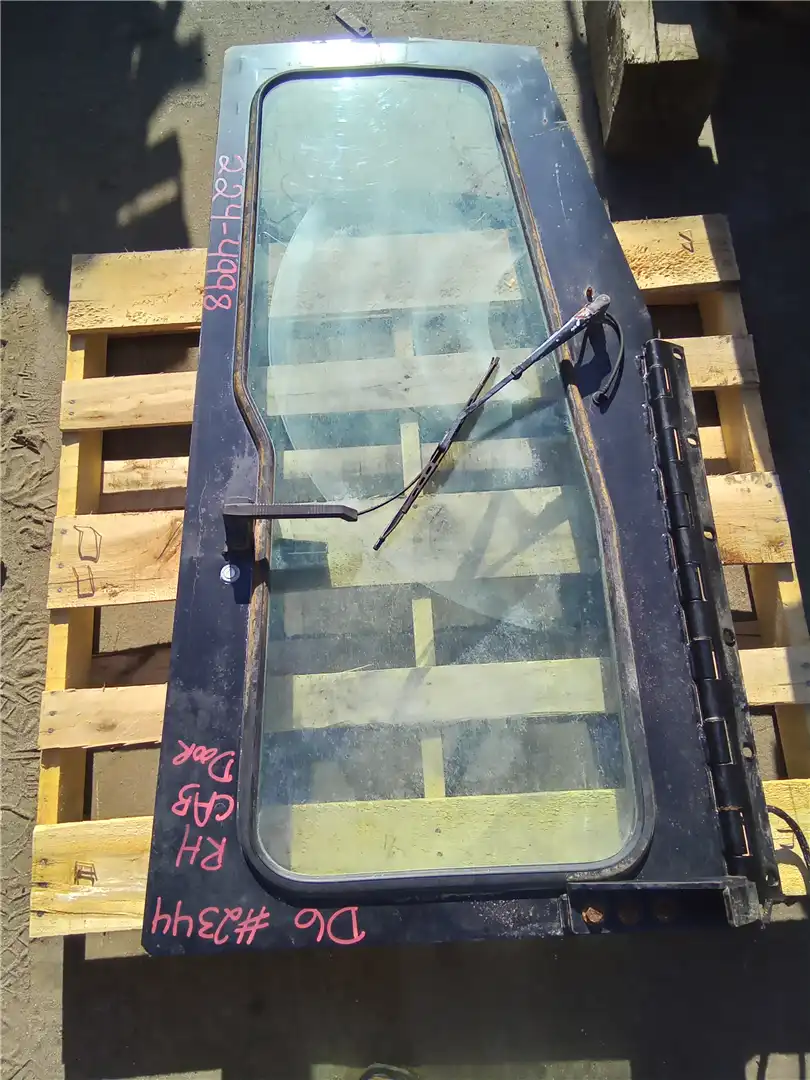 USED RH CAB DOOR indicator image 1