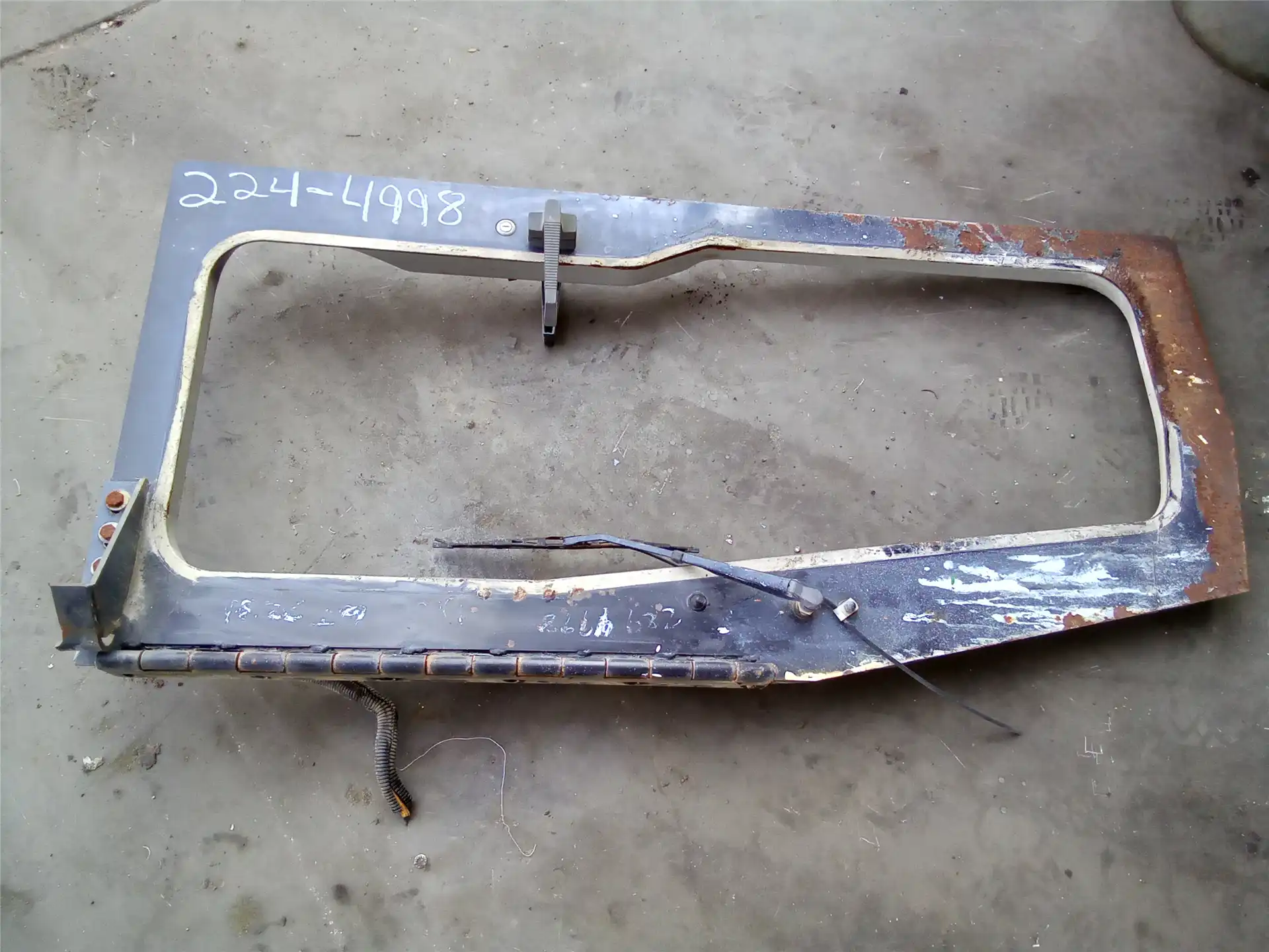 USED RH CAB DOOR image 3