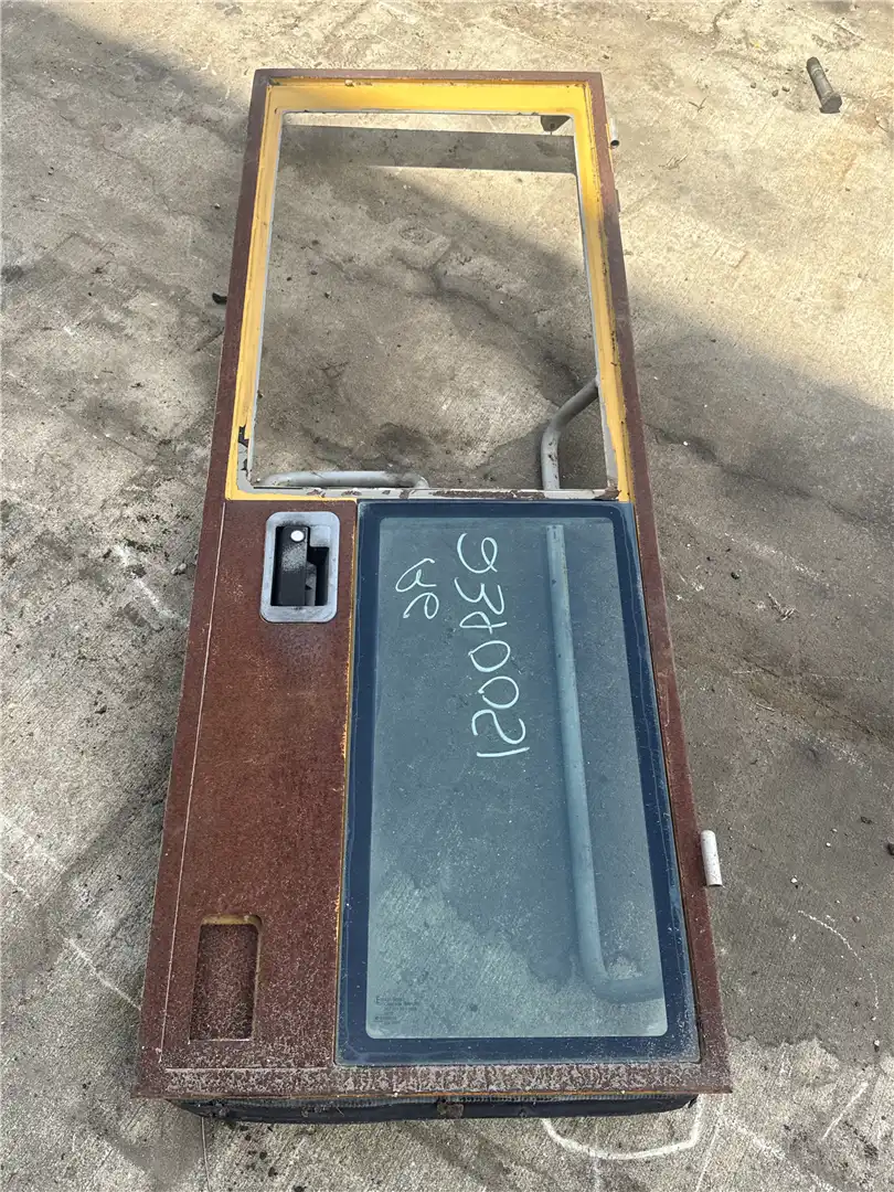 USED RH DOOR GP indicator image 1