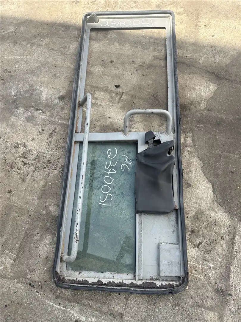 USED RH DOOR GP image 2
