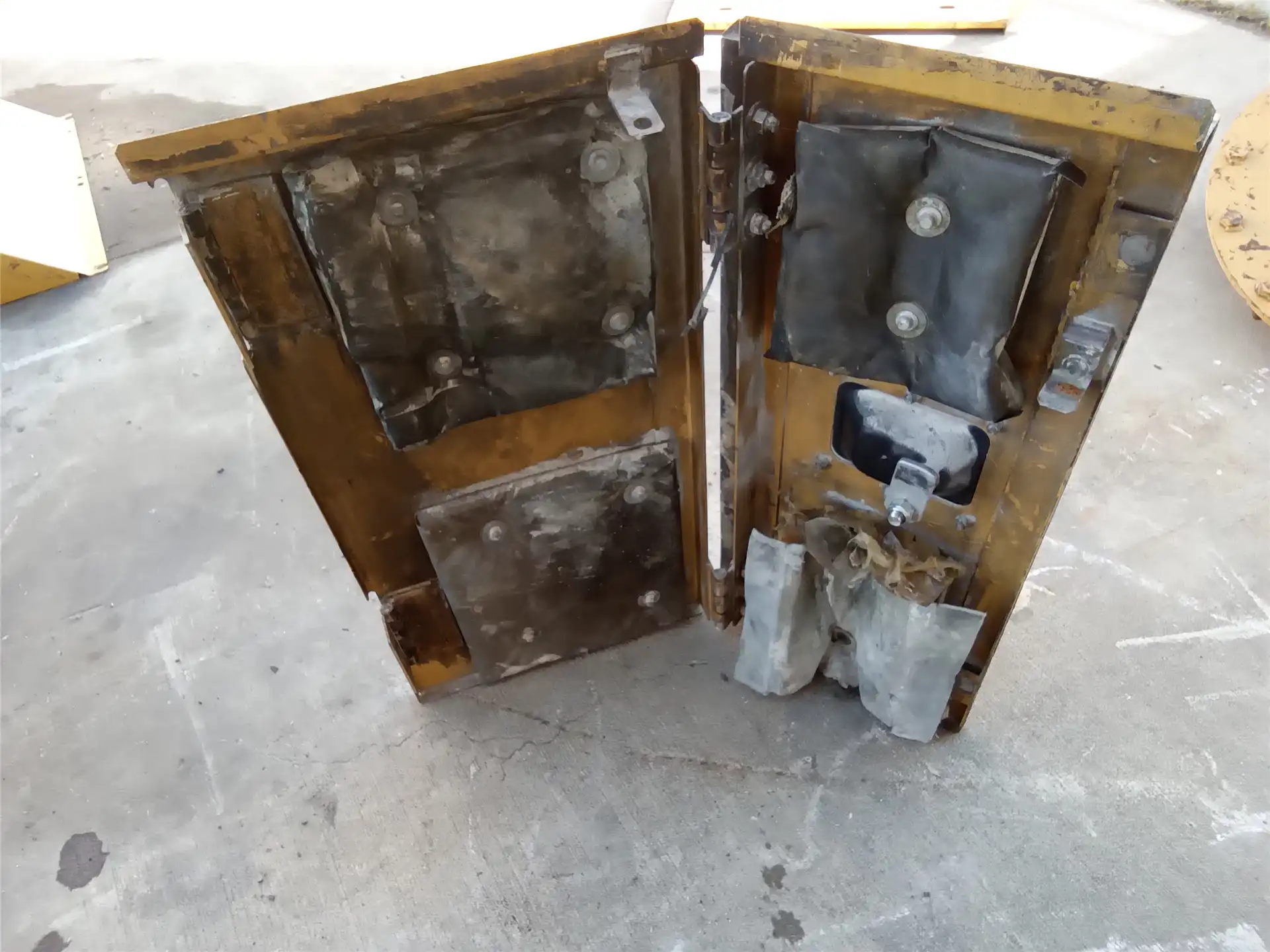 USED ACCESS DOOR E indicator image 1