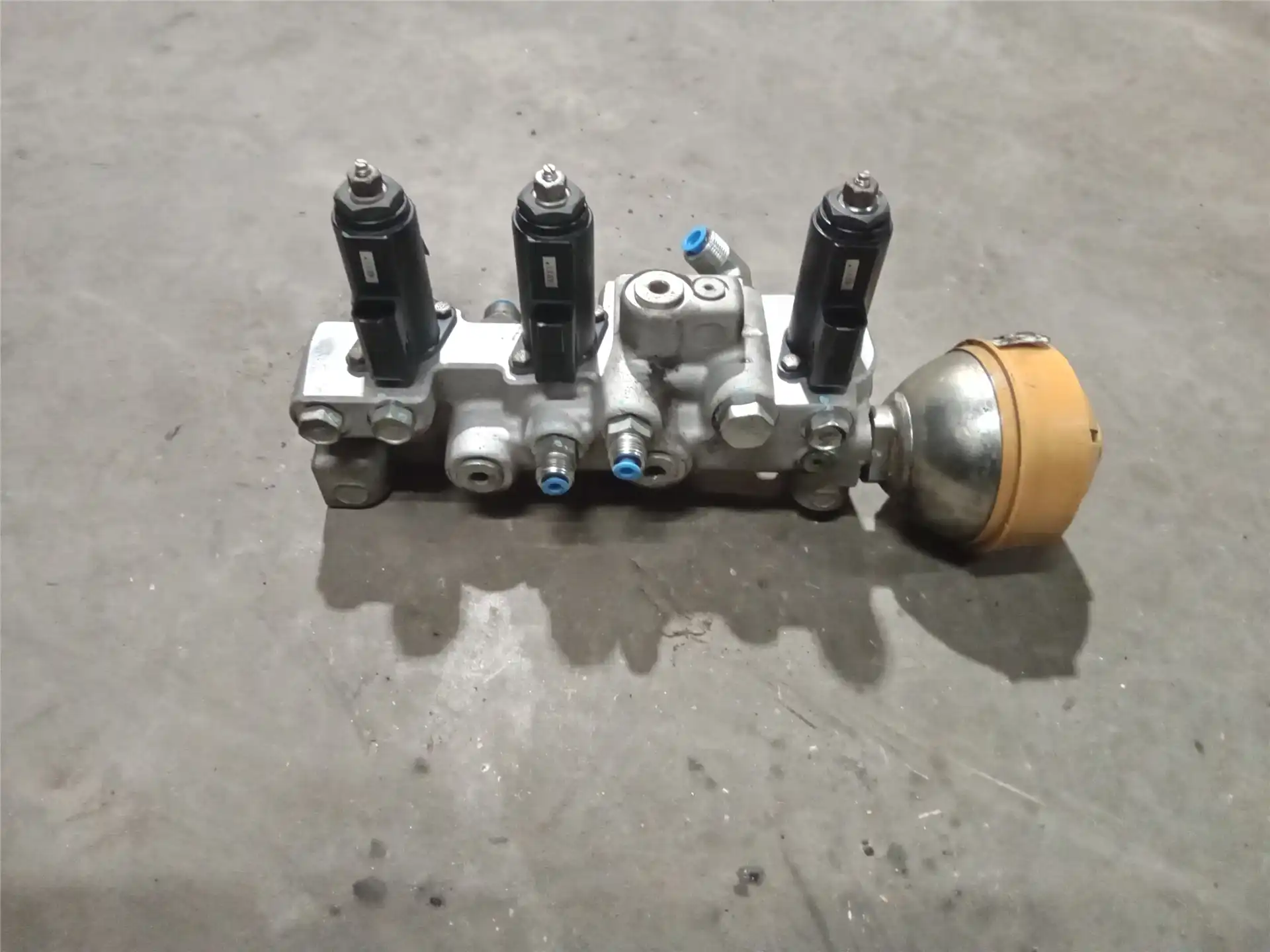 USED MANIFOLD GP image 2