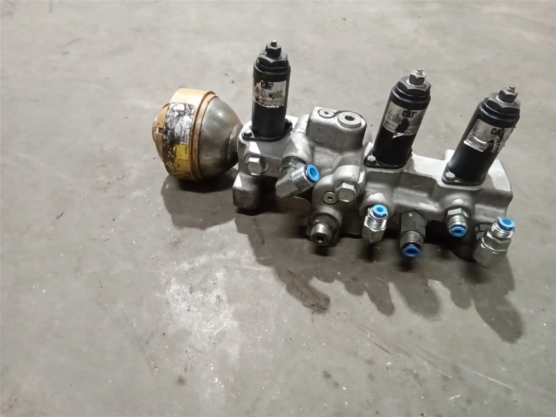 USED MANIFOLD GP image 3