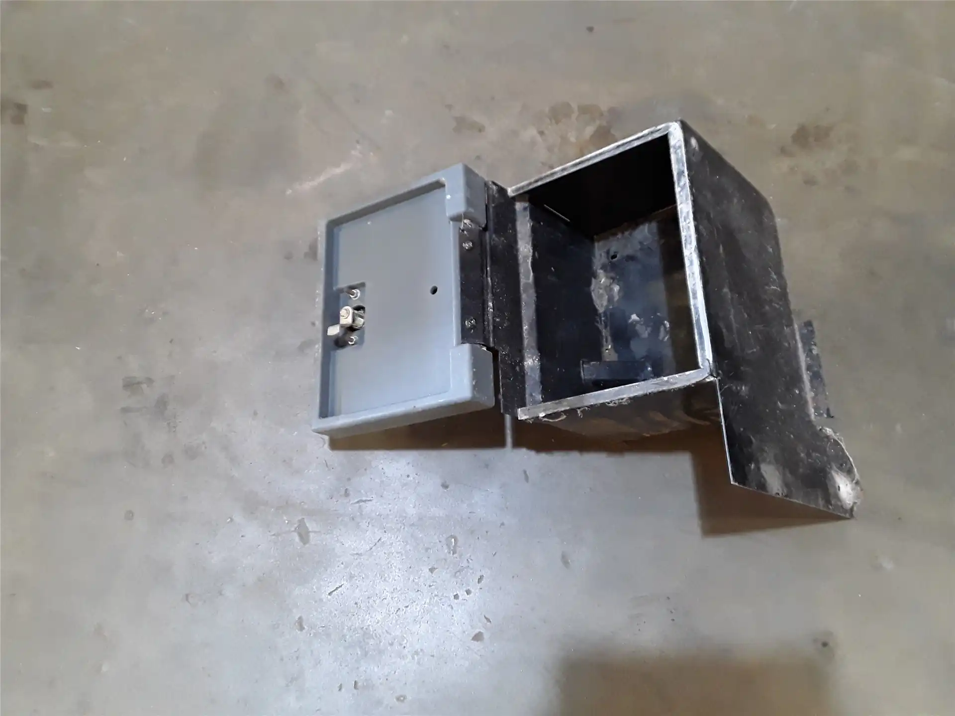 USED BOX WITH COVE indicator image 1