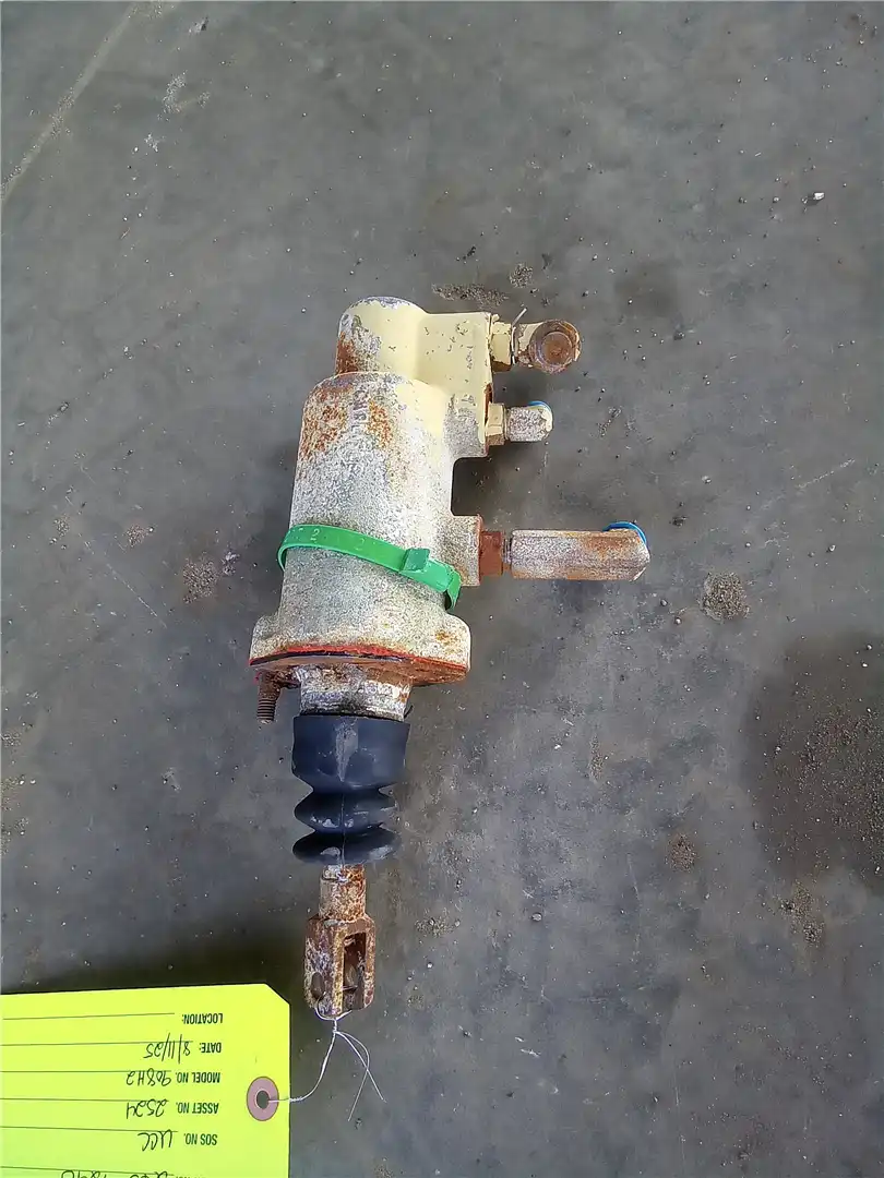 USED MASTER CYLIND indicator image 1