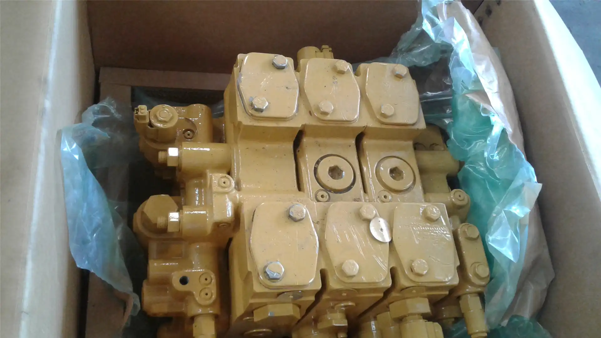 USED MAIN HYD VALV image 2