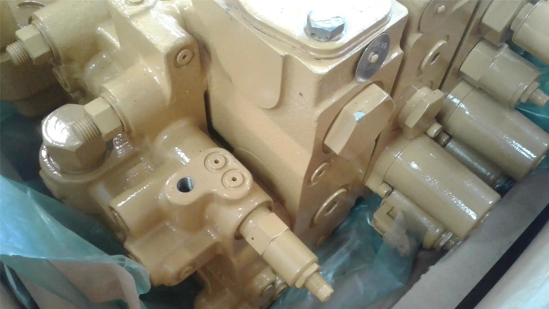 USED MAIN HYD VALV image 3
