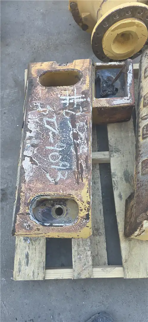 USED COUNTERWEIGHT image 2