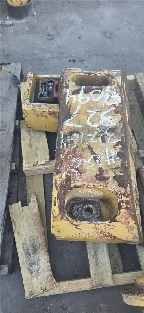 USED COUNTERWEIGHT image 2