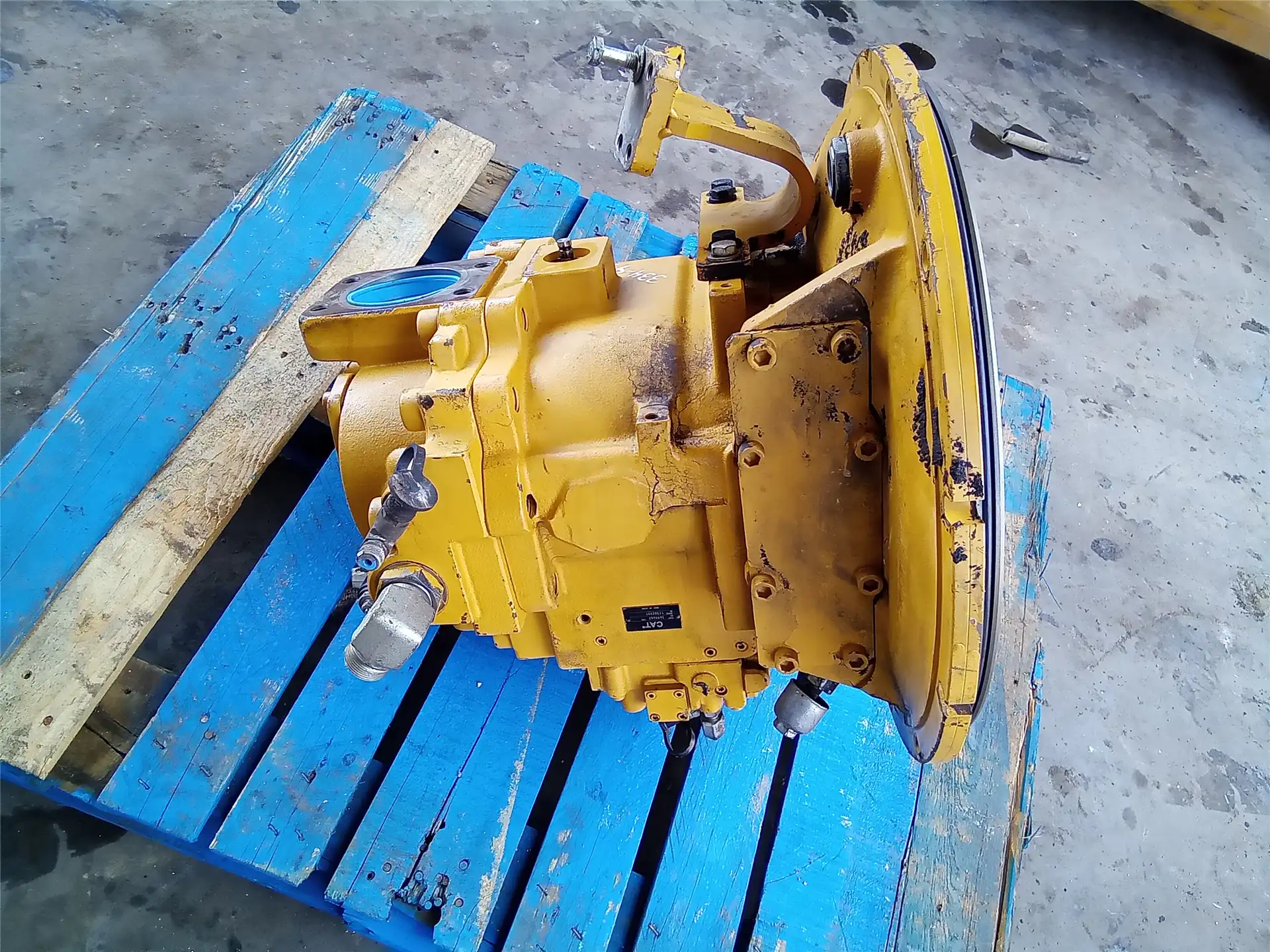 USED HYD PUMP image 2