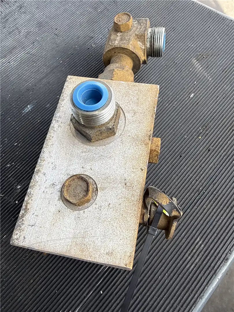 USED MANIFOLD indicator image 1