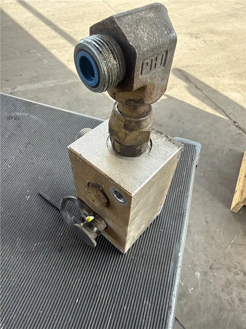 USED MANIFOLD image 2