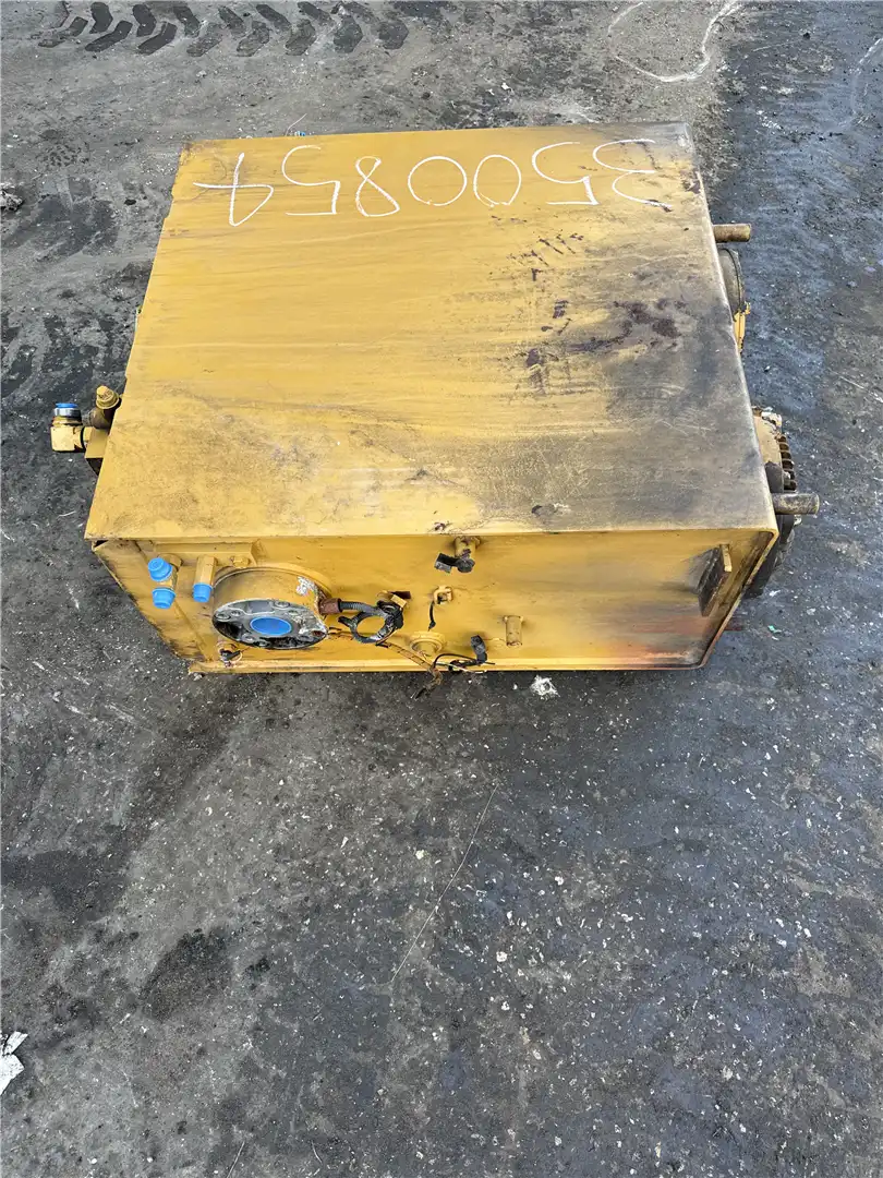 USED HYD TANK image 4