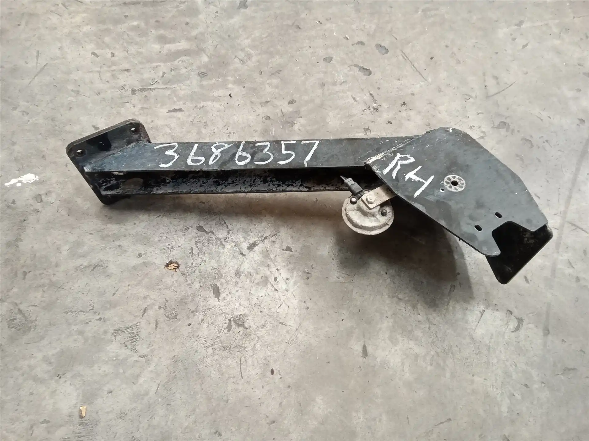 USED BRACKET AS RH indicator image 1