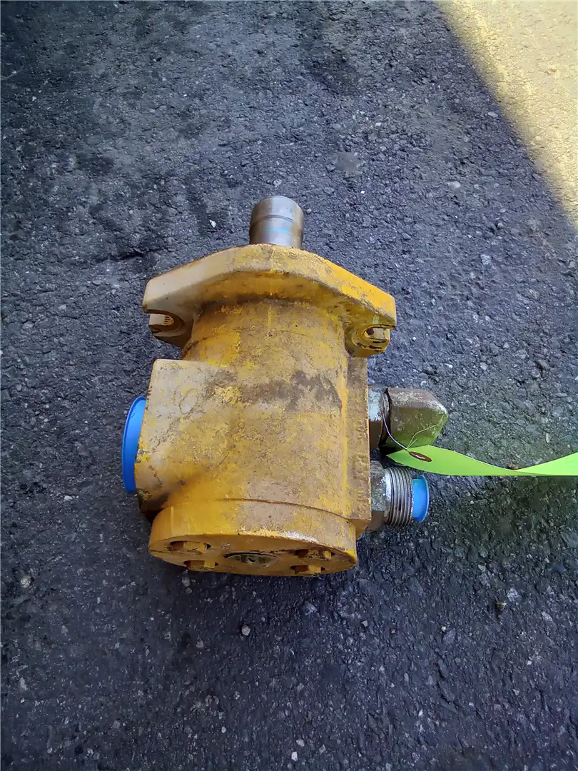USED GEAR PUMP image 2