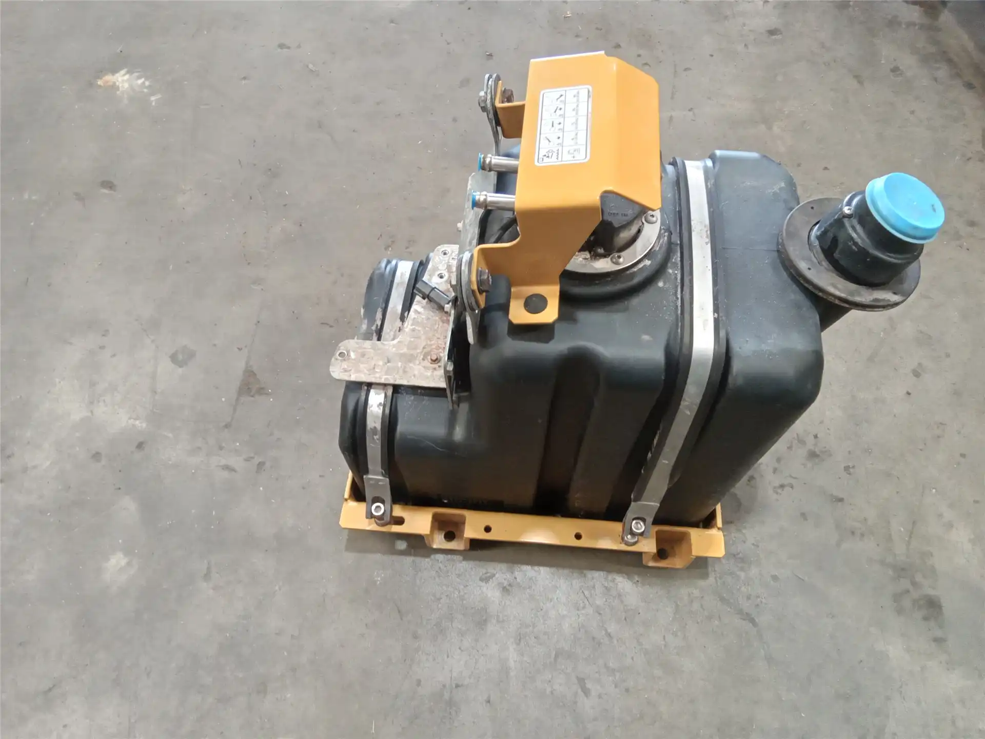 USED DEF TANK GP image 3