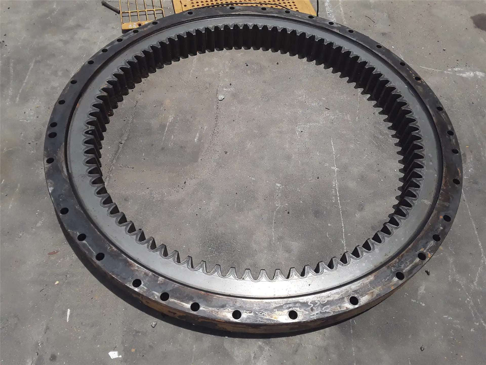 USED SWING BEARING indicator image 1