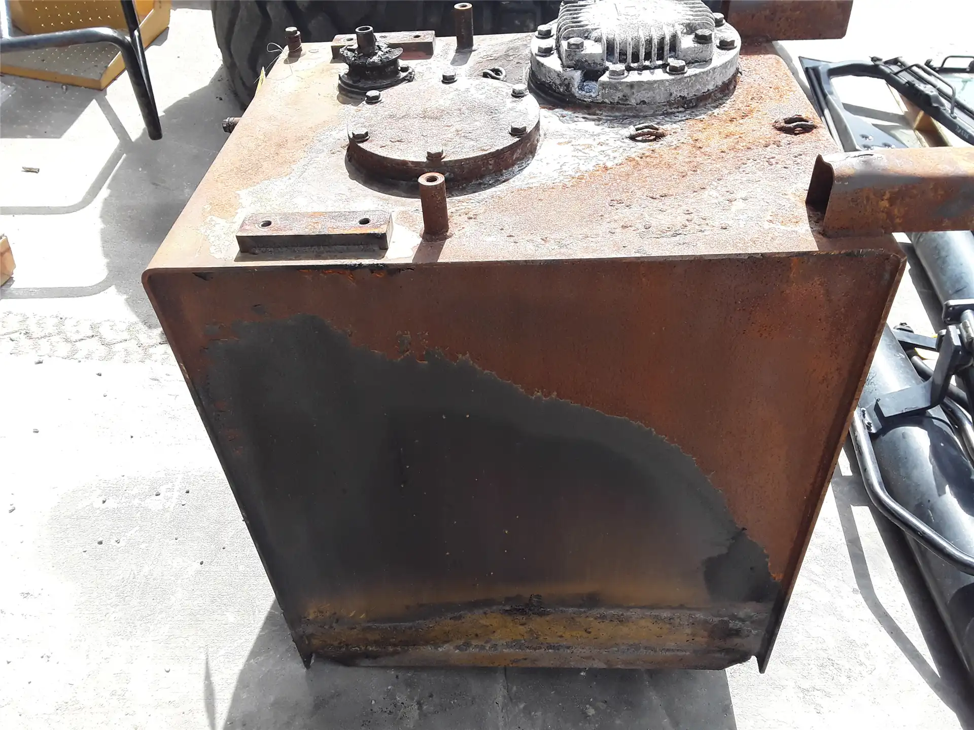 USED HYDROLIC TANK image 2