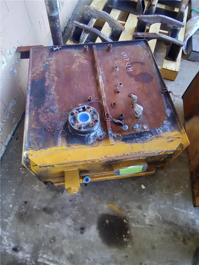 USED HYD TANK image 4
