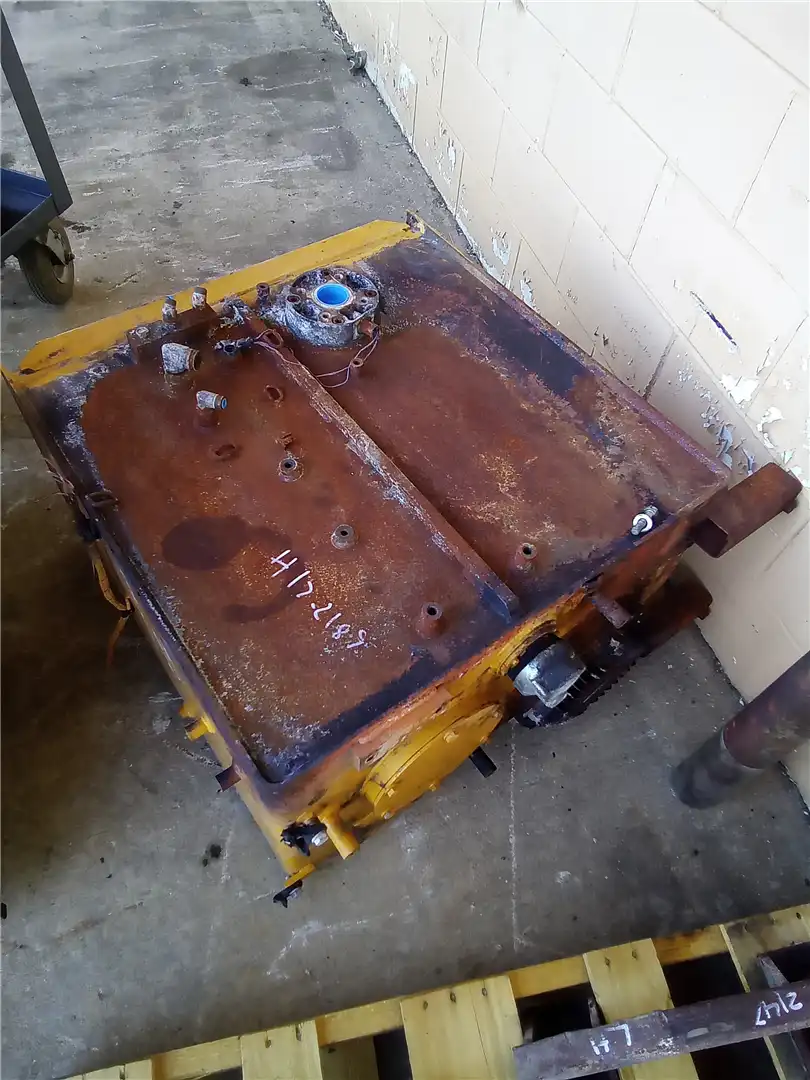 USED HYD TANK image 5