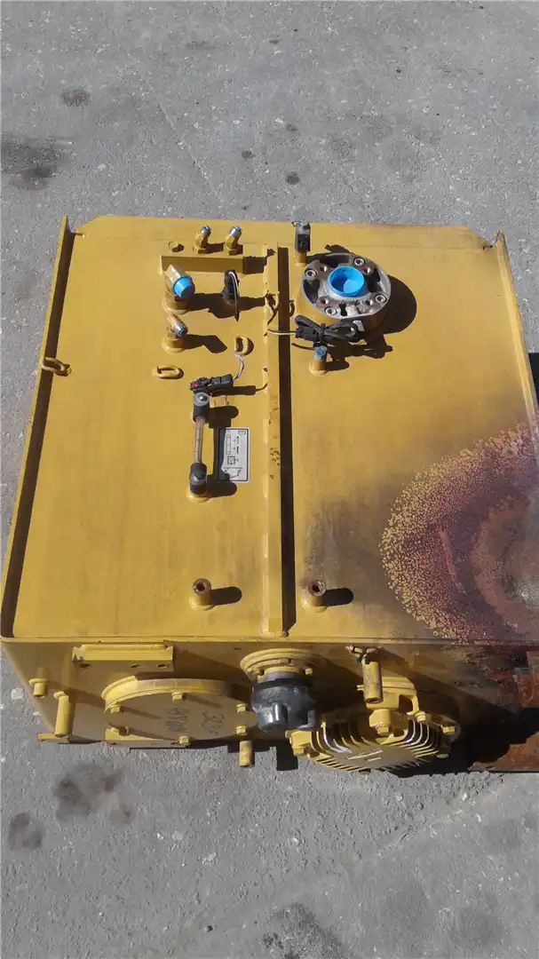 USED HYD TANK image 2