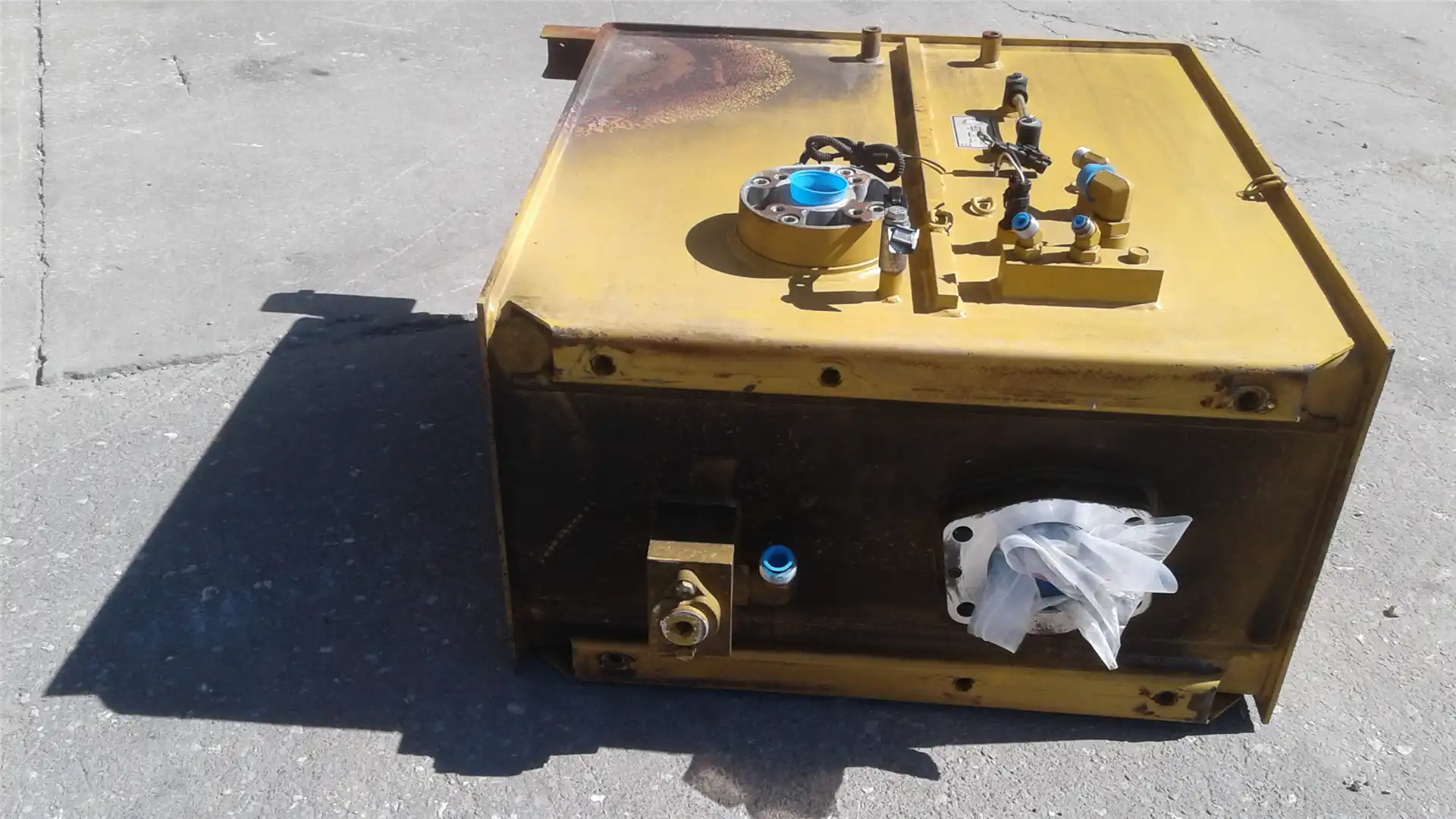 USED HYD TANK image 3