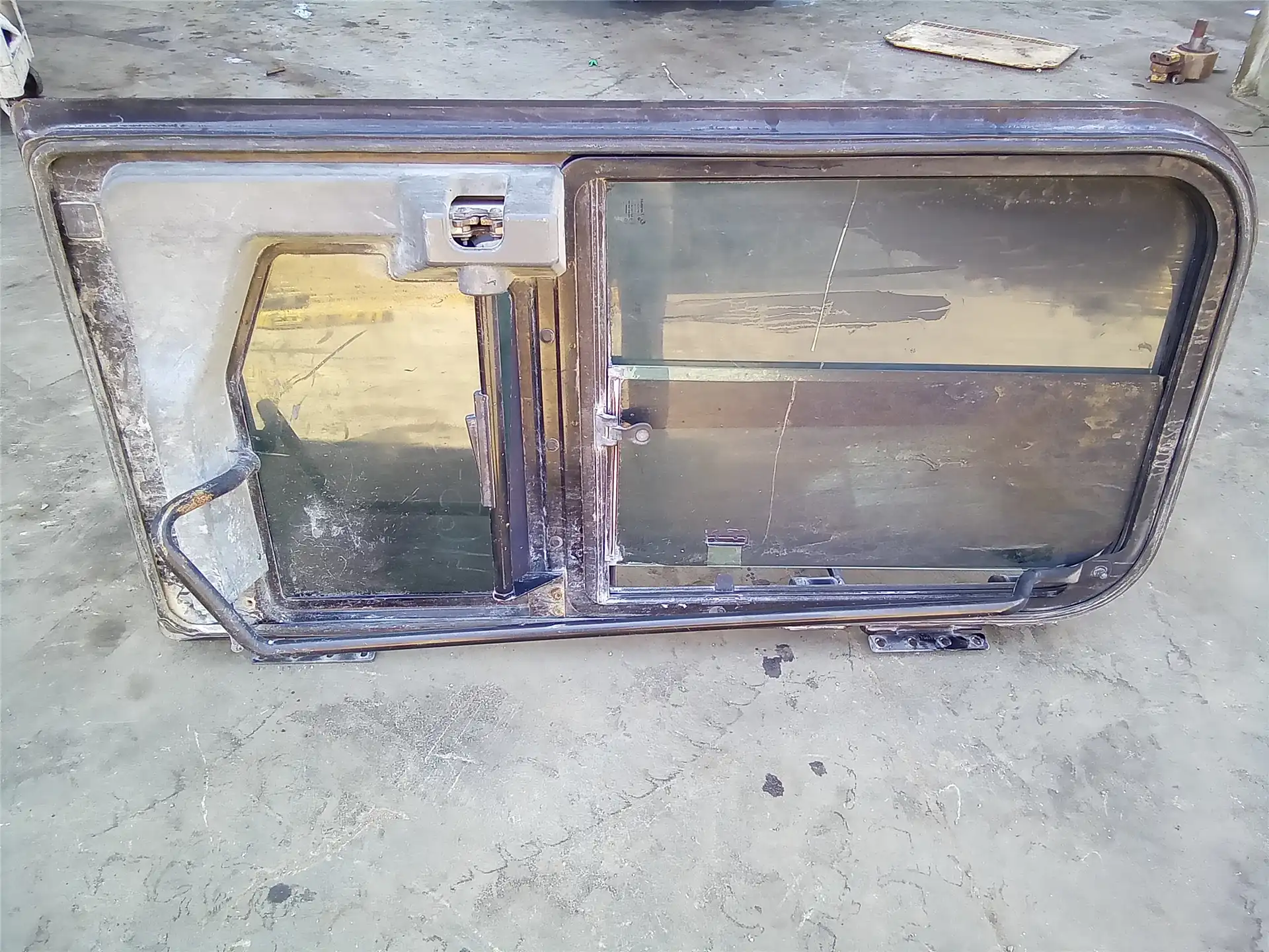 USED LH CAB DOOR image 2