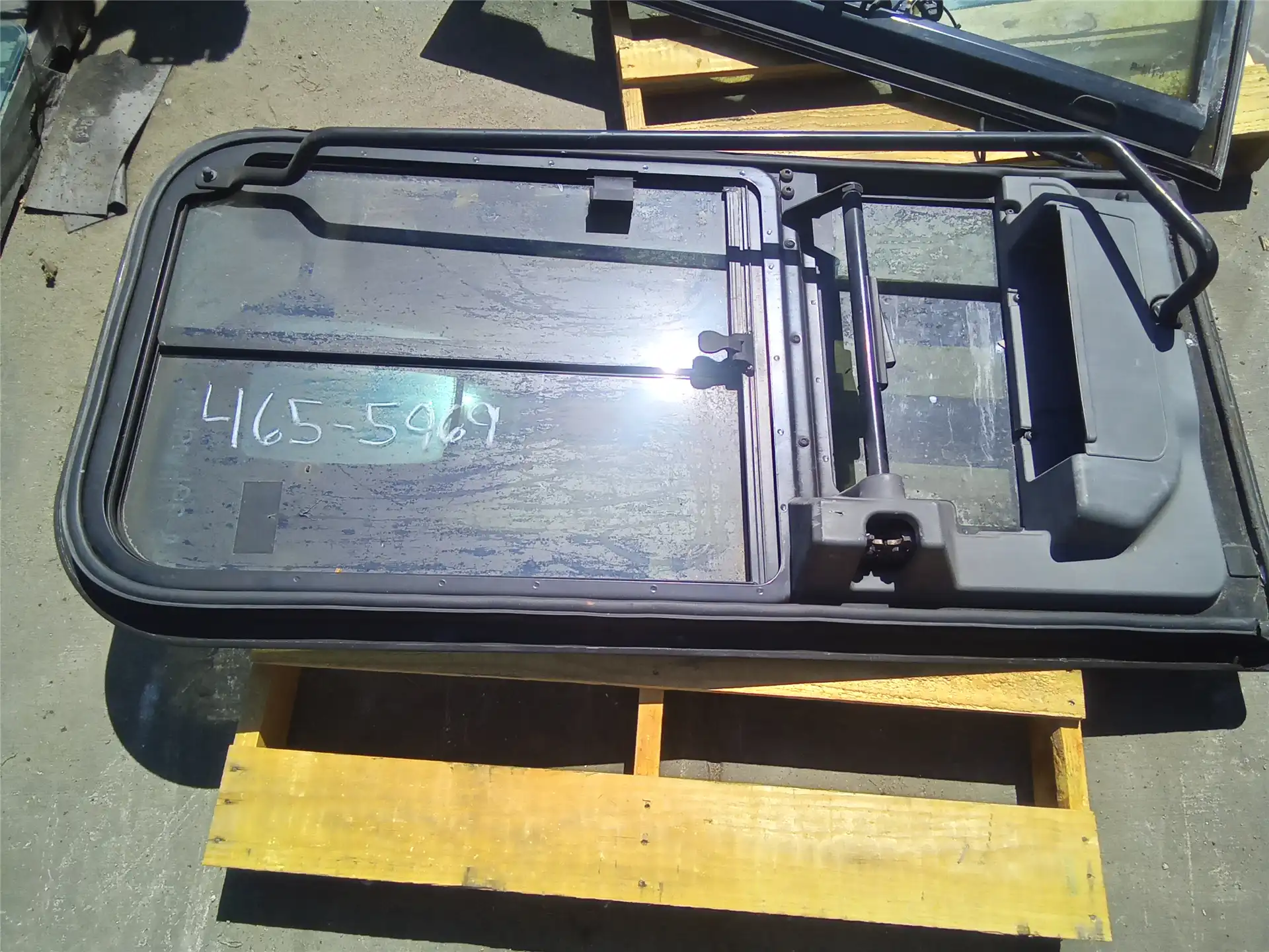 USED LH CAB DOOR image 3
