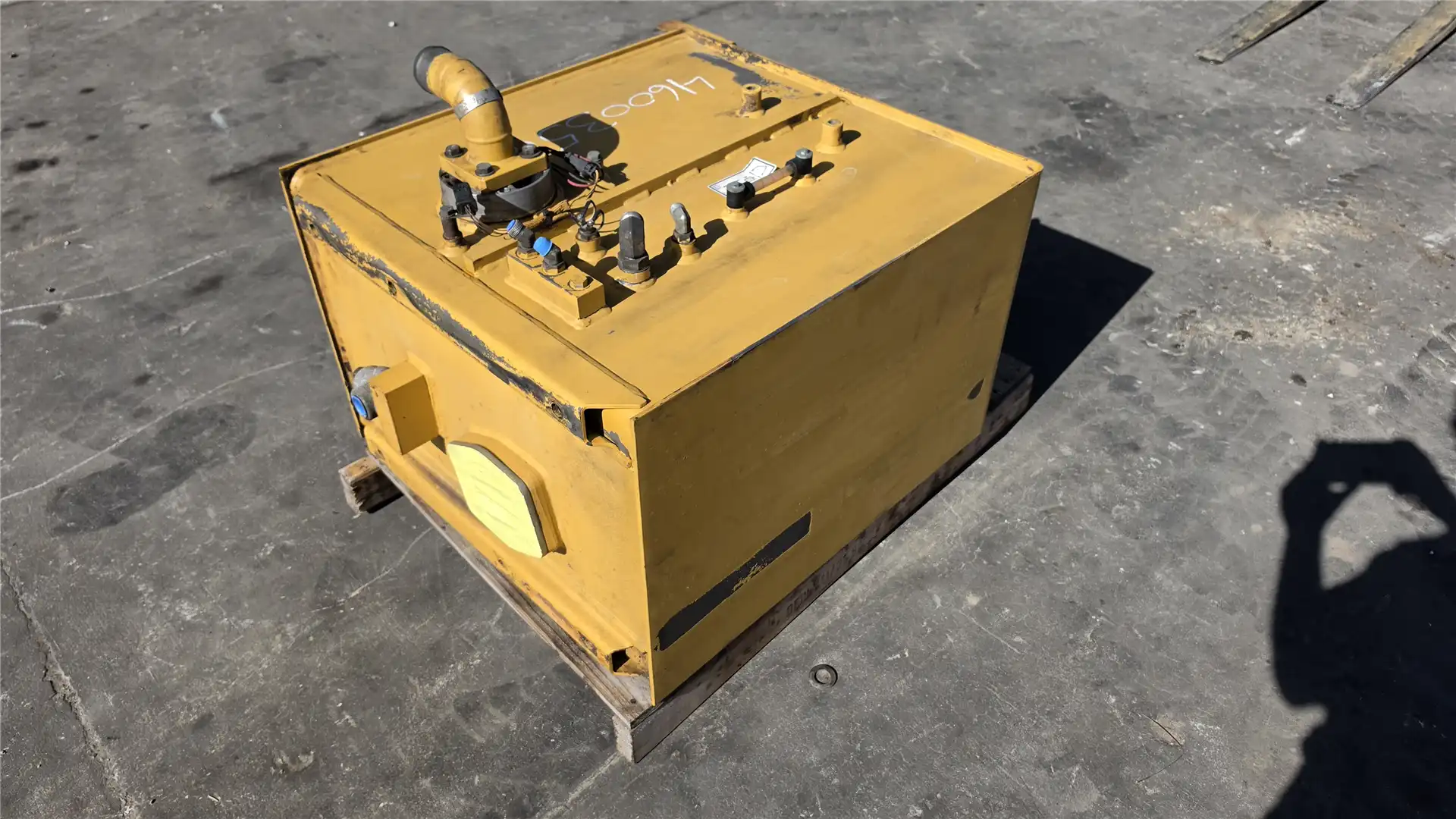 USED HYD TANK image 2