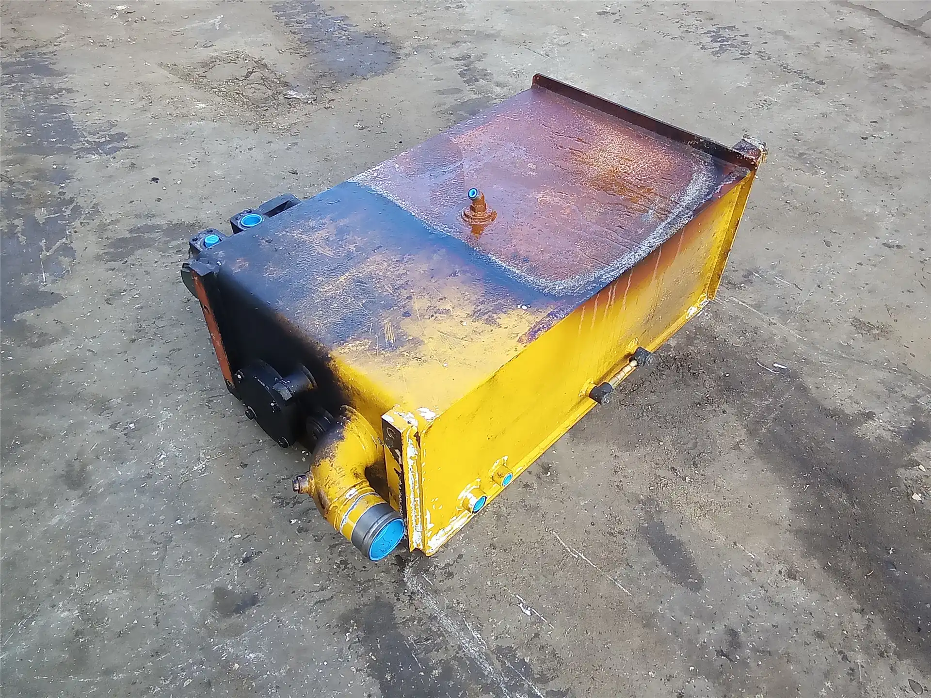 USED HYD TANK image 2
