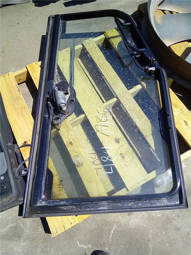 USED LH CAB DOOR indicator image 1