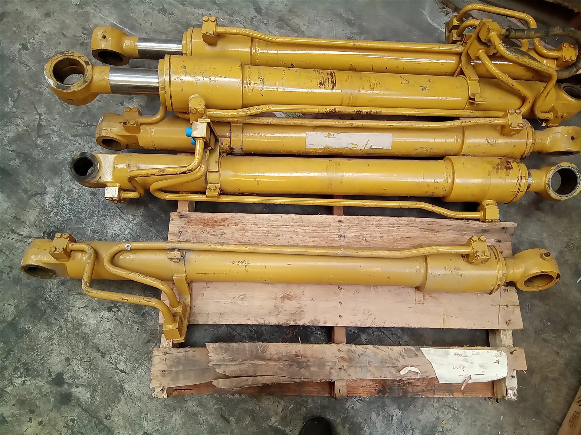 USED BOOM CYL indicator image 1