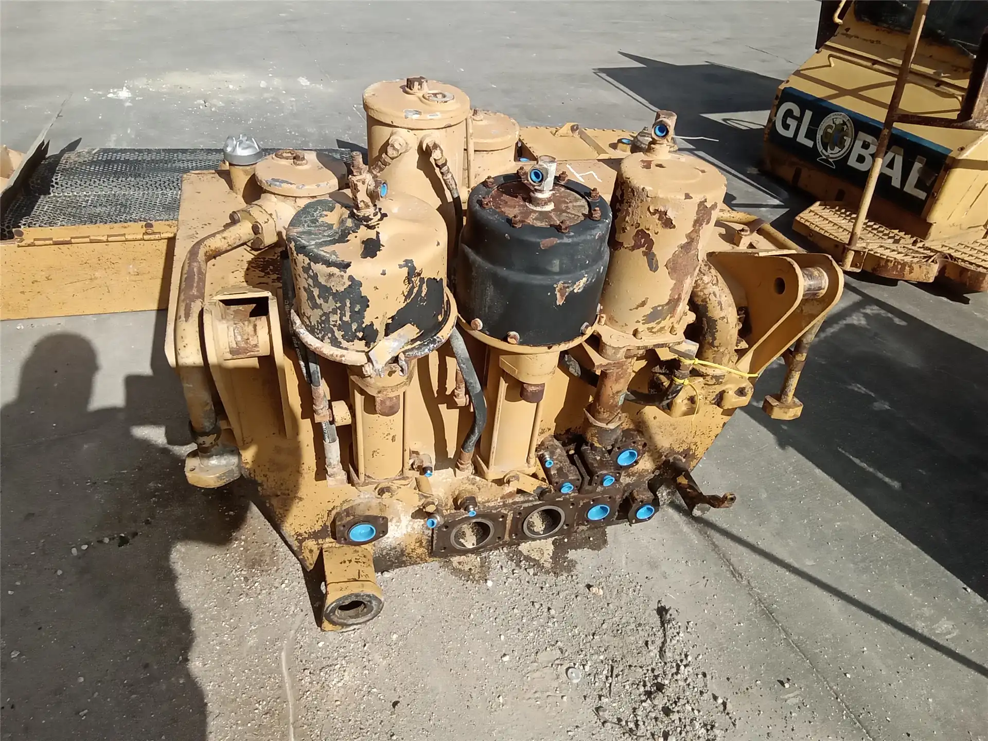 USED HYD TANK image 3