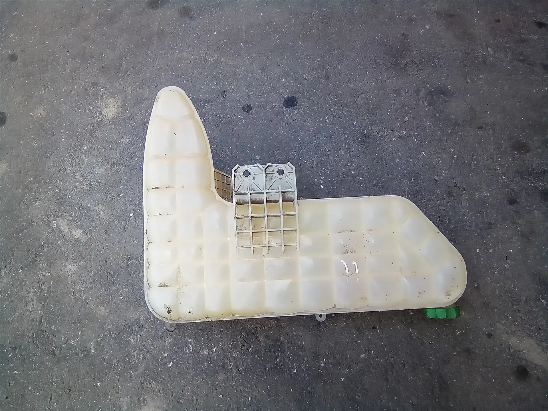 USED COOLANT TANK image 2