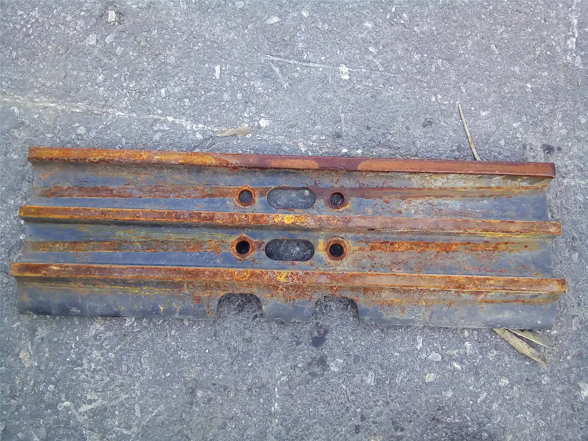 USED TRACK SHOE image 2