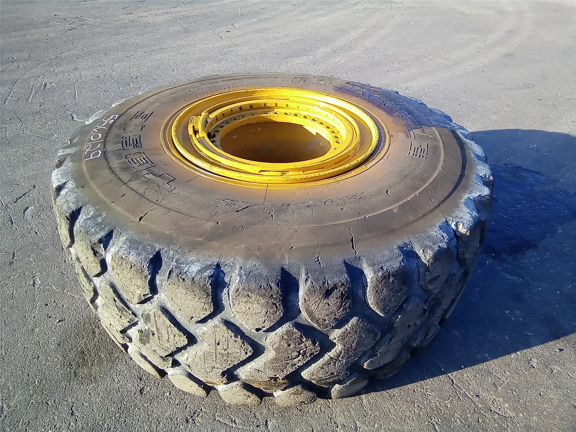 USED 29.5XR29 WHEE image 4